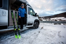 Wita nas słoneczny poranek. Fajnie jest wyjść z kampera i po paru krokach być już przy wyciągu. Słotwiny Arena na parkingu koło restauracji przygotowały kilka stanowisk do podpięcia się do prądu. Jest równo, fajny widok, do baru 20 m, na wyciąg 100 m. - zdjęcie 4