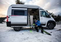 Przed jazdą należy zawsze sprawdzić i przygotować sprzęt, szczególnie jeśli to nie nasze narty. W testowanych Fischerach RC4SC ustawiamy wiązanie pod skorupę buta oraz, co niezwykle ważne, regulujemy siłę wypięcia buta z wiązania w przypadku upadku. Określa to skala DIN, a składają się na nią takie czynniki, jak poziom zaawansowania jazdy, waga, wzrost. Warto skorzystać z kalkulatora spełniającego normy ISO, np. na stronie www.ustawienienart.pl, lub skonsultować to w dobrym serwisie narciarskim. - zdjęcie 5