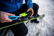 Przed jazdą należy zawsze sprawdzić i przygotować sprzęt, szczególnie jeśli to nie nasze narty. W testowanych Fischerach RC4SC ustawiamy wiązanie pod skorupę buta oraz, co niezwykle ważne, regulujemy siłę wypięcia buta z wiązania w przypadku upadku. Określa to skala DIN, a składają się na nią takie czynniki, jak poziom zaawansowania jazdy, waga, wzrost. Warto skorzystać z kalkulatora spełniającego normy ISO, np. na stronie www.ustawienienart.pl, lub skonsultować to w dobrym serwisie narciarskim. - zdjęcie 6