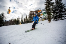 Wygodny 6-osobowy wyciąg szybko wywozi nas na szczyt. Tuż obok górnej stacji kolejki znajduje się niedawno wybudowana wieża widokowo-spacerowa. Jest ogromna, a widok, jaki się z niej rozpościera, jest niesamowity – warto tam wejść. - zdjęcie 7