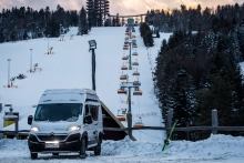 Podczas aktywności outdoorowych z wykorzystaniem kamperem niektóre hasła, tj. „bądźmy blisko stoku”, nabierają nowego wymiaru. W przypadku ze zdjęcia bliżej wyciągu w zasadzie nie dało się zaparkować, dosłownie mieszkaliśmy pod nim. Trwa popołudniowe wyrównywanie stoku, więc robimy sobie przerwę obiadową, aby później pośmigać na tzw. „jazdę wieczorną” między 18:00 a 21:00. - zdjęcie 9