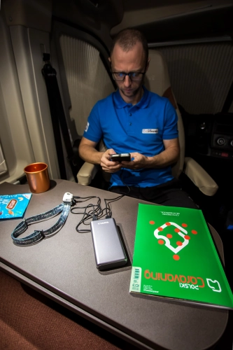 Jak to bywa na wyjazdach służbowych, trzeba zająć się social mediami. Herbatka, przekąska, story na Instagram, odpowiedź na komentarz, a równocześnie podładowanie telefonu i latarki czołowej. Powerbank od Varty o pojemności 20000 mAh to potężny magazyn mocy. - zdjęcie 10