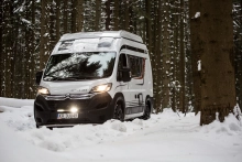 Aby sprawdzić możliwości jezdne w terenie naszego Burstnera Campeo Active 4x4, odbijamy na chwilę w boczną, leśną drogę. Jest mega fajnie. Napęd 4x4 z silnikiem diesla 2,2 165 KM w śniegu radzi sobie bardzo przyzwoicie. Pamiętajcie tylko, że masa robi swoje, to nie auto off-roadowe. Niemniej duży prześwit i ogumienie BFGoodrigch All-Terrain T/A dobrze się sprawdzają. Warto zwrócić uwagę na dodatkowo montowane przez Elcamp oświetlenie LED Light Bar 470 Combi firmy Hella. To wyjątkowa lampa robocza oferująca 3 opcje oświetlenia: bliskiego, dalekiego zasięgu lub połączone – wszystko w jednym pasku świetlnym. - zdjęcie 11