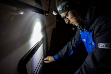 To już koniec wyjazdu, więc czas na sprzątanie auta. Mimo że jest dopiero około 18, nastały zimowe ciemności. Przydaje się wtedy czołówka, dzięki której mamy wolne obie ręce. Nasza Varta Ultralight H30R waży jedynie 47 g, ma wygodny pasek na głowę i aż 300 lm światła, a wszystko to ładowane jest przez USB. Jak na taką wagę i gabaryty to w zupełności wystarczające parametry. - zdjęcie 12