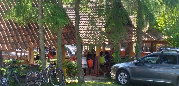 Zajazd na Podzamczu w Pieskowej Skale - zdjęcie 1