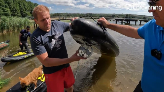 Dmuchany sprzęt pływający poszerza możliwości aktywnego spędzania czasu jadąc na wakacje kamperem.