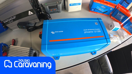 Czy akumulator może być ładowany  jednocześnie z solara i ładowarki po podłączeniu do 230V?