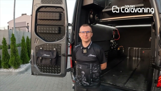 Rolls Royce  w świecie caravaningu. A z tyłu sportowy motocykl w dobrze wyposażonym garażu.