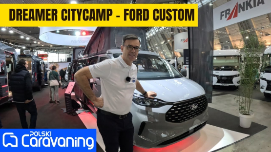 Campervan na bazie nowego samochodu Ford Custom z podnoszonym dachem.