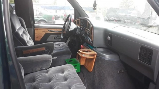                         Ford E150 przerobiony na kampera - zdjęcie 2
                        