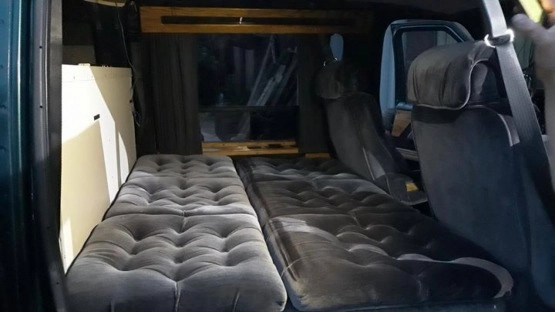                         Ford E150 przerobiony na kampera - zdjęcie 3
                        