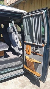                         Ford E150 przerobiony na kampera - zdjęcie 8
                        