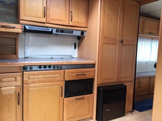                         Przyczepa kempingowa Hobby Prestige 560 CF, 1500 DMC, 2000 r., z przedsionkiem, jak nowa - zdjęcie 3
                        