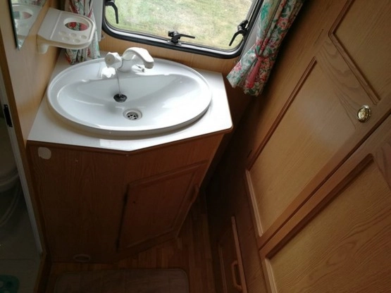                         Przyczepa kempingowa Avondale 4-osobowa z przedsionkiem 2000 - zdjęcie 3
                        