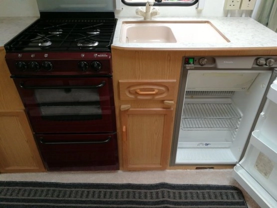                         Przyczepa kempingowa Avondale 4-osobowa z przedsionkiem 2000 - zdjęcie 4
                        