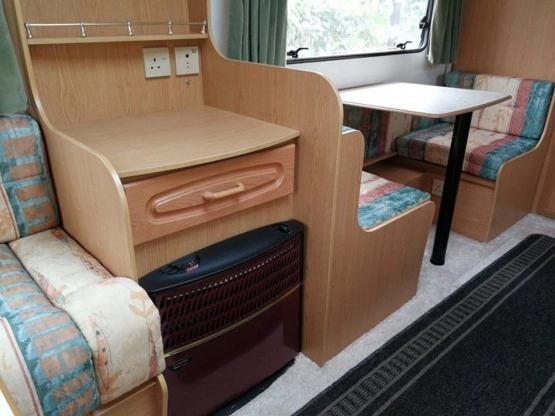                         Przyczepa kempingowa Avondale 4-osobowa z przedsionkiem 2000 - zdjęcie 6
                        