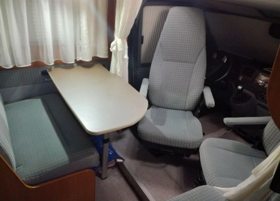                         Bogato wyposażony Kamper Dethleffs 2008 - zdjęcie 2
                        