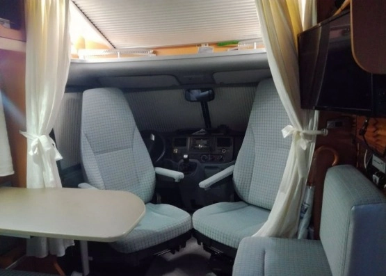                         Bogato wyposażony Kamper Dethleffs 2008 - zdjęcie 5
                        