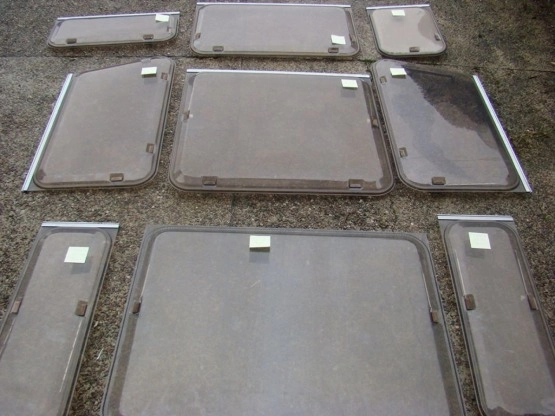                         OKAZJA !!! KOMPLET OKIEN Z ANGIELSKIEJ PRZYCZEPY - zdjęcie 1
                        