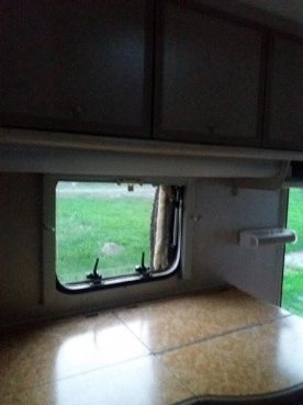                         Sprzedam rodzinną, 4 osobową przyczepę DETHLEFFS RONDO - zdjęcie 3
                        