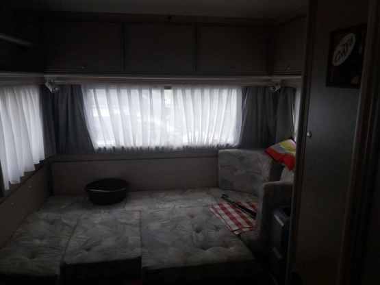                         Sprzedam rodzinną, 4 osobową przyczepę DETHLEFFS RONDO - zdjęcie 4
                        