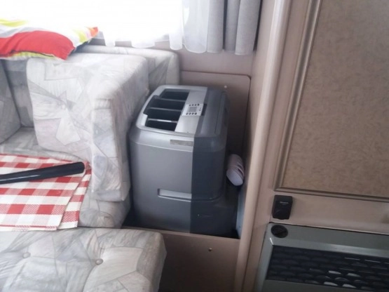                         Sprzedam rodzinną, 4 osobową przyczepę DETHLEFFS RONDO - zdjęcie 5
                        