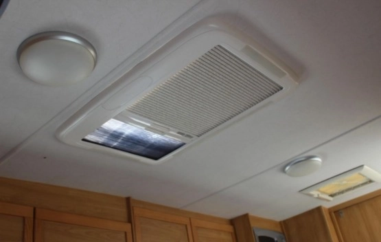                         Przyczepa kempingowa Lunar rok 2009 - zdjęcie 18
                        