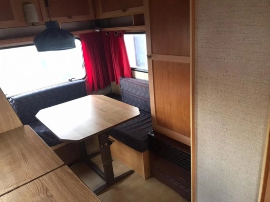                         Fendt 450 S Przyczepa campingowa + PRZEDSIONEK + zbiornik wody z pompką, rocznik 1983 - zdjęcie 28
                        