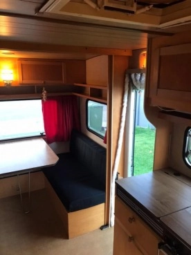                         Fendt 450 S Przyczepa campingowa + PRZEDSIONEK + zbiornik wody z pompką, rocznik 1983 - zdjęcie 30
                        