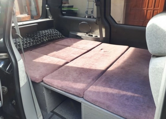                         Kia Carnival z 2006 roku z wykonaną zabudową - zdjęcie 19
                        