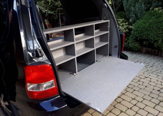                         Kia Carnival z 2006 roku z wykonaną zabudową - zdjęcie 2
                        