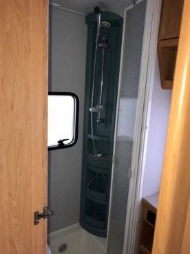                         KNAUS 495 TK SUDWIND z łóżkami piętrowymi, z dużą łazienką i z przedsionkiem - zdjęcie 21
                        