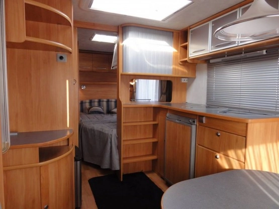                         Adria ADORA 512 UP z MOVEREM i z przedsionkiem Isabella Commodore, rocznik 2007 - zdjęcie 16
                        