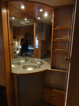                         Adria ADORA 512 UP z MOVEREM i z przedsionkiem Isabella Commodore, rocznik 2007 - zdjęcie 25
                        