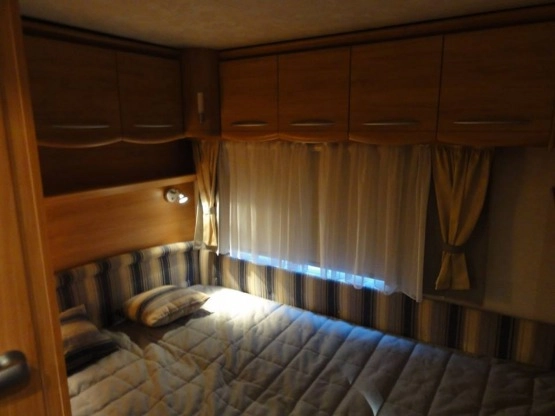                         Adria ADORA 512 UP z MOVEREM i z przedsionkiem Isabella Commodore, rocznik 2007 - zdjęcie 27
                        