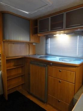                         Adria ADORA 512 UP z MOVEREM i z przedsionkiem Isabella Commodore, rocznik 2007 - zdjęcie 28
                        