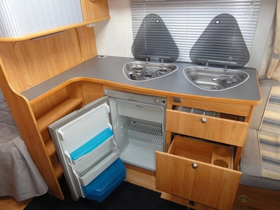                         Adria ADORA 512 UP z MOVEREM i z przedsionkiem Isabella Commodore, rocznik 2007 - zdjęcie 31
                        