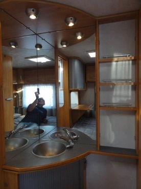                         Adria ADORA 512 UP z MOVEREM i z przedsionkiem Isabella Commodore, rocznik 2007 - zdjęcie 5
                        