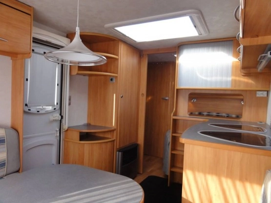                         Adria ADORA 512 UP z MOVEREM i z przedsionkiem Isabella Commodore, rocznik 2007 - zdjęcie 8
                        