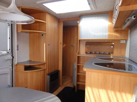                         Adria ADORA 512 UP z MOVEREM i z przedsionkiem Isabella Commodore, rocznik 2007 - zdjęcie 9
                        