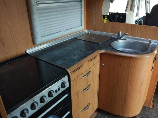                         Sprzedam kamper Burstner 2007r Elegance i821 - zdjęcie 7
                        