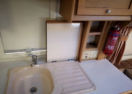                         Przyczepa kempingowa Elddis Typhon rok prod. 2002 - zdjęcie 19
                        