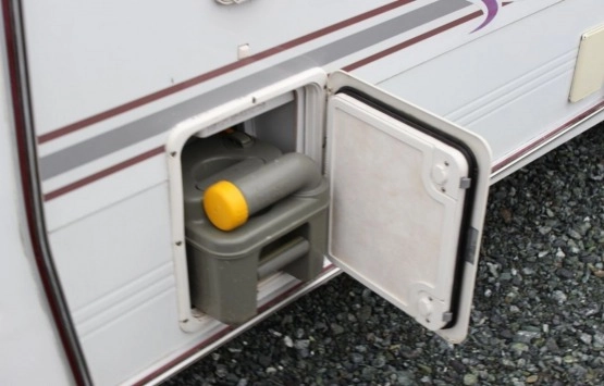                         Przyczepa kempingowa Elddis Typhon rok prod. 2002 - zdjęcie 4
                        