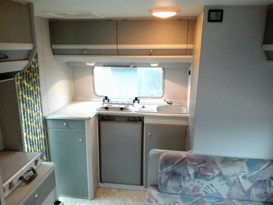                         Axxor, 1995r, DMC 890 kg, klima dachowa, 5 osób, zamykana sypialnia - zdjęcie 3
                        