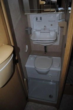                         HYLANDER 400 Zadbana! 4os. z WC! Przedsionek! DMC 1000kg! 95 ROK! - zdjęcie 2
                        