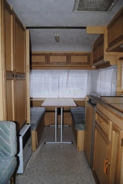                         HYLANDER 400 Zadbana! 4os. z WC! Przedsionek! DMC 1000kg! 95 ROK! - zdjęcie 4
                        