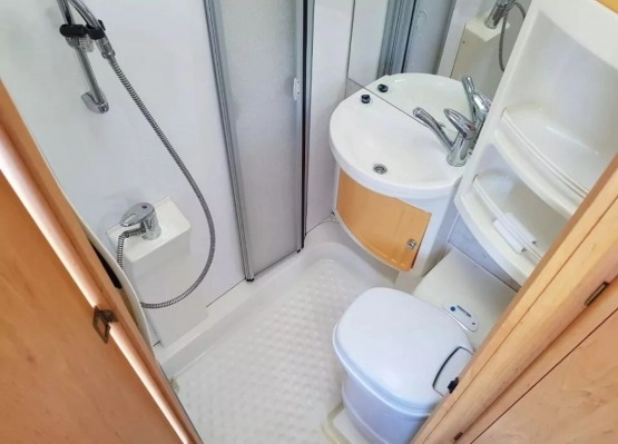                         Kamper Dethleffs A5820, 1998 rok - zdjęcie 2
                        