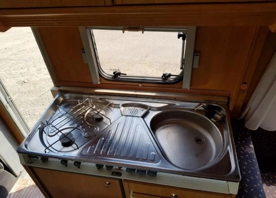                         Kamper Dethleffs A5820, 1998 rok - zdjęcie 3
                        