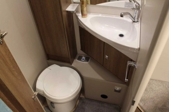                         SAMOCHÓD CAMPINGOWY DETHLEFFS TREND I 7057 DBM NAJNOWSZY MODEL NA ROK 2019 - zdjęcie 21
                        