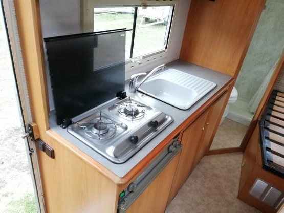                         Kamper Ford Transit z 1998 roku, uszkodzony - zdjęcie 10
                        